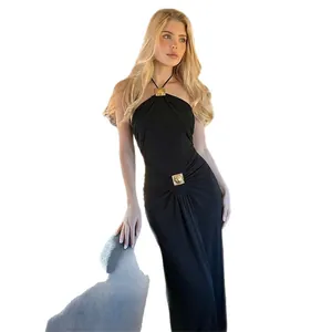 Elegantes schwarzes Neckholder-Maxikleid mit goldenen Schnallendetails für Damen im Sommer.