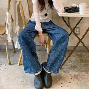 Vue détaillée du jean en denim à pois pour femme avec coupe droite et décontractée