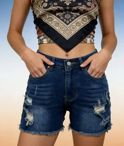 Detalle de unos elegantes pantalones cortos vaqueros rotos de talle alto con flecos