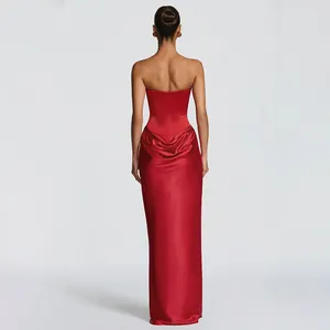 Dettaglio dell'elegante abito da sera rosso senza spalline con schiena drappeggiata