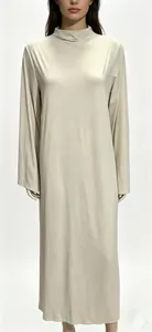 Vue de face d'une élégante robe longue beige grande taille à manches longues