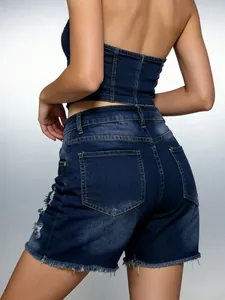 Vista trasera de pantalones cortos vaqueros azul oscuro con rotos y dobladillo deshilachado.