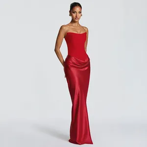 Elegante abito lungo rosso senza spalline e con schiena scoperta per donna stile formale.