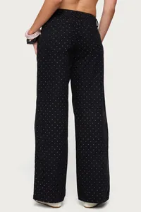 Vue arrière détaillée d'un jean large à pois noirs et taille haute pour femmes
