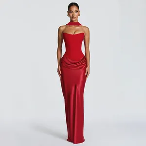 Elegante abito rosso senza spalline a figura intera con top a corsetto e gonna in raso