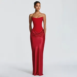 Elegante abito rosso lungo senza spalline con corsetto e gonna in raso drappeggiato