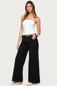 Jean femme à pois tendance avec jambe large et coupe droite amincissante en denim noir