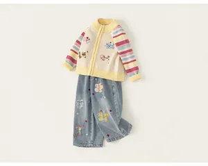 Gebreid meisjesvest met gestreepte mouwen en jeansset met bloemenpatchwork-details