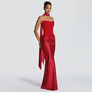 Elegante abito lungo rosso senza spalline con gonna in raso e foulard coordinato lungo