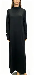 Robe longue élégante noire grande taille à manches longues présentée sur mannequin