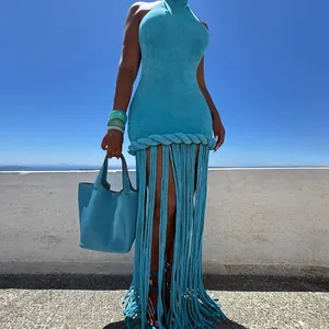 Dettaglio dell'abito blu a lupetto con lungo orlo a frange e design intrecciato unico