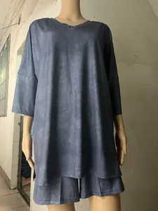 Détail d'un ensemble t-shirt col V et short à imprimé denim pour femme sur mannequin