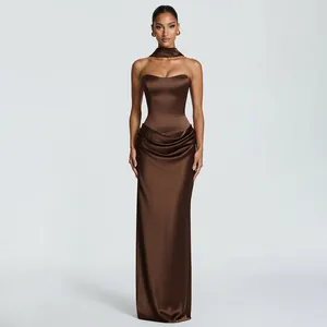 Elegante abito lungo senza spalline in raso marrone con gonna drappeggiata e choker.