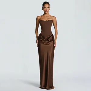Elegante abito lungo a corsetto marrone senza spalline con dettaglio in raso drappeggiato