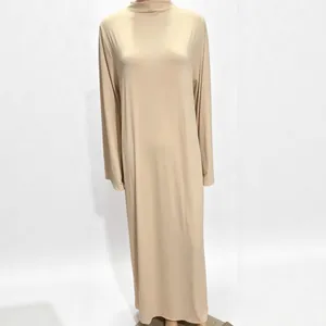 Robe longue grande taille à manches longues et col rond en beige nude, style fluide ample