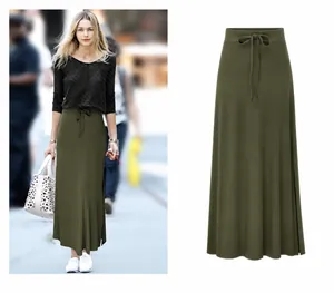 Détail de la jupe midi vert olive avec taille à cordon et tissu en maille douce et souple.