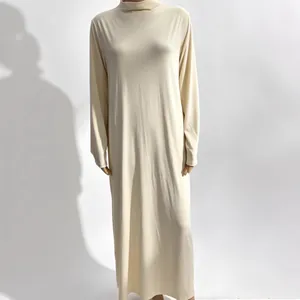 Élégante robe longue beige grande taille à manches longues et col montant pour l'automne