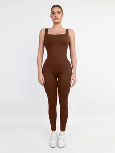 Mono de yoga marrón para mujer con cuello cuadrado, ajuste entallado y tejido elástico