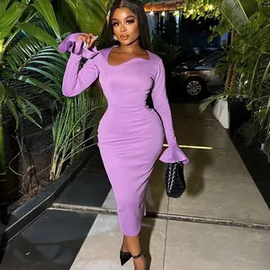 Vue détaillée d'une élégante robe midi violette avec manches à volants et coupe moulante