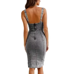 Vue arrière détaillée d'une robe midi en denim gris délavé avec fermeture éclair