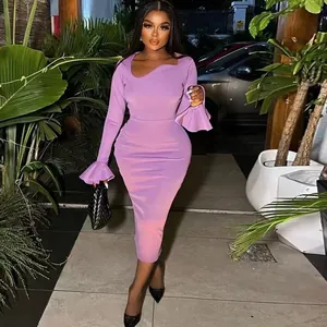Robe mi-longue violette élégante avec manches cloche à volants et décolleté asymétrique unique.