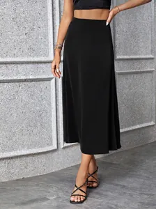 Elegante falda midi negra de corte evasé para mujer con tejido fluido y talle alto