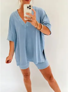 Ensemble deux pièces bleu clair effet denim avec t-shirt col V et short cycliste