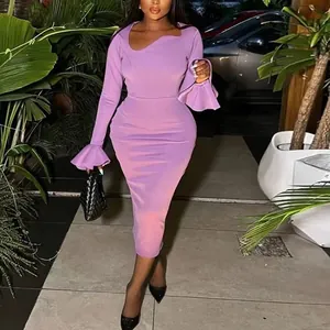 Élégante robe violette à manches longues avec poignets à volants et col asymétrique
