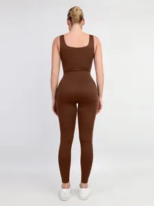 Vista trasera de un mono de yoga marrón de una pieza con ajuste ceñido y tejido elástico