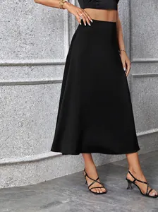 Elegante falda midi negra de línea A con un acabado satinado suave y silueta fluida.