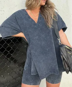 Ensemble deux pièces décontracté avec t-shirt col V délavé et short sur mannequin