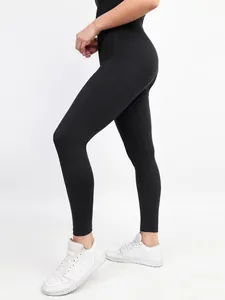 Detalle lateral del body de yoga negro que muestra el ajuste esculpido y las costuras.