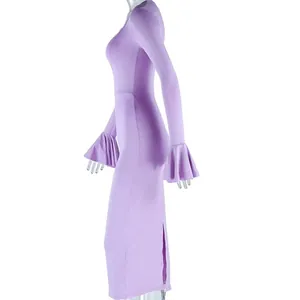 Vue latérale d'une robe maxi lilas avec manches cloches et fente latérale détaillée