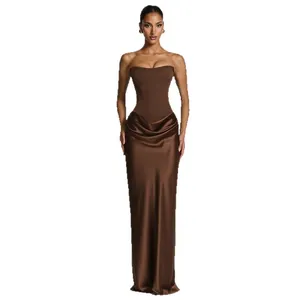 Elegante abito da sera lungo marrone senza spalline e schiena scoperta con gonna in raso