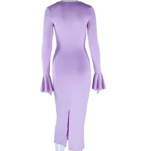Vue arrière d'une robe lilas à manches cloche avec fente sur l'ourlet arrière