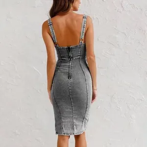 Vue arrière d'une robe moulante en denim gris délavé avec une fermeture éclair au dos.
