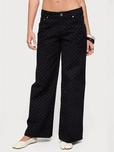 Jean large à pois pour femme à taille haute avec une coupe droite élégante et décontractée.