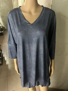 Gros plan d'un t-shirt oversize bleu marbré à col en V avec texture d'aspect denim