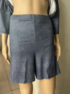 Vue détaillée du short à taille haute dans un ensemble imprimé en faux denim gris