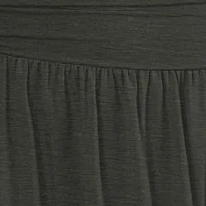 Makroaufnahme des dunkelgrünen Plisseestoffes mit feiner Stricktextur und Raffungen.