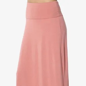 Detail of a pink high-waisted maxi skirt with elastic waistband and soft fabric.