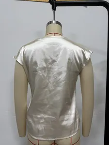Detaillierte Rückansicht einer eleganten ärmellosen Satinbluse in Champagner auf einer Schaufensterpuppe