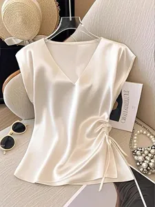 Detail einer eleganten weißen Satin-Bluse mit V-Ausschnitt und Tunnelzug an der Seite