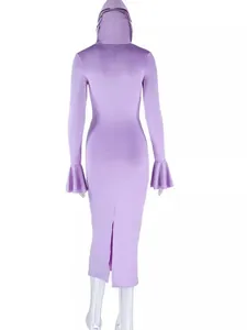 Élégante robe midi violette à manches longues avec capuche et poignets évasés chic.