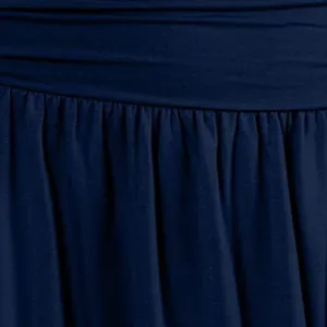Detailgetreue Makroansicht der marineblauen plissierten Stofftextur für diese Damenrock
