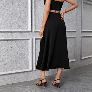 Elegante falda midi de línea A en color negro sólido para mujer con vista trasera fluida.
