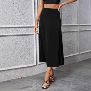 Elegante falda midi negra de corte en A, color sólido con silueta fluida y suelta