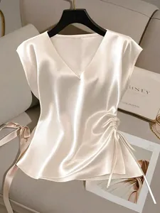 Detail einer eleganten weißen ärmellosen Satinbluse mit V-Ausschnitt und Seitenzug