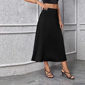 Elegante falda midi de línea A en negro sólido con cintura alta y silueta fluida