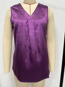 Vorderansicht einer violetten ärmellosen Satinbluse mit V-Ausschnitt auf einer Schneiderpuppe.